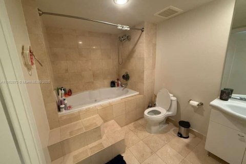 Condo in Hallandale Beach, Florida, 2 bedrooms  № 1889820 - photo 10