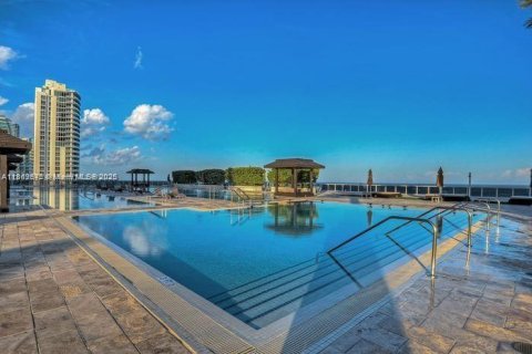 Condo in Hallandale Beach, Florida, 2 bedrooms  № 1889820 - photo 18