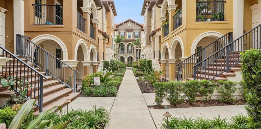 Townhouse in Lake Mary, Florida 4 bedrooms, 187.11 sq.m. № 2396352