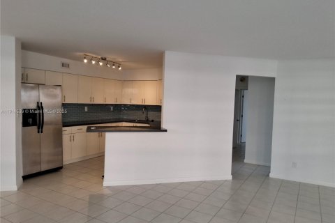 Снять в аренду кондоминиум в Майами-Бич, Флорида 2 спальни, 126.35м2, № 1971313 - фото 20