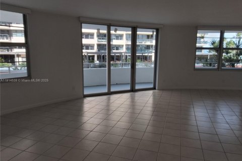 Снять в аренду кондоминиум в Майами-Бич, Флорида 2 спальни, 126.35м2, № 1971313 - фото 18