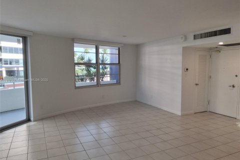 Снять в аренду кондоминиум в Майами-Бич, Флорида 2 спальни, 126.35м2, № 1971313 - фото 17