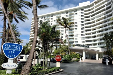 Снять в аренду кондоминиум в Майами-Бич, Флорида 2 спальни, 126.35м2, № 1971313 - фото 1