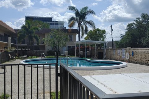 Condominio en alquiler en Hallandale Beach, Florida, 1 dormitorio, 60.01 m2 № 1955291 - foto 13
