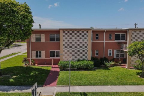 Copropriété à vendre à Miami, Floride: 2 chambres, 67.35 m2 № 1888957 - photo 2