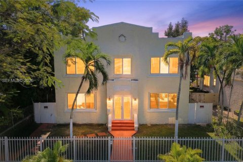 Commercial property in Miami, Florida 576.64 sq.m. № 2018080
