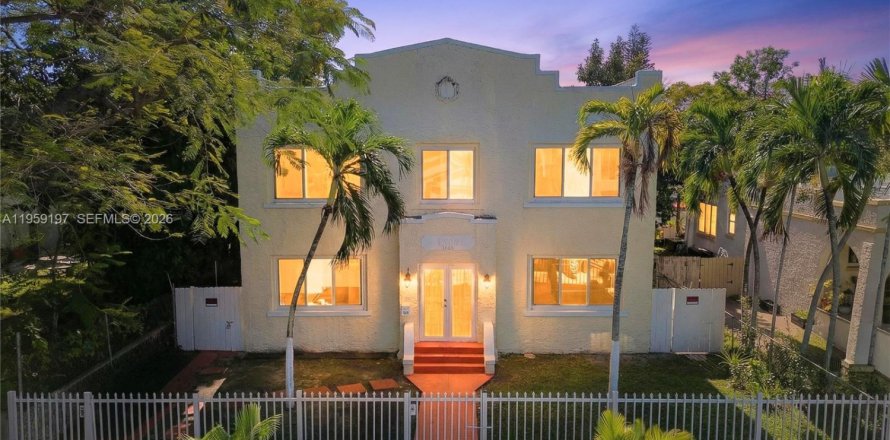 Commercial property in Miami, Florida 576.64 sq.m. № 2018080