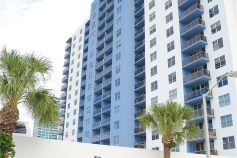 Condo in Miami Beach, Florida, 1 bedroom  № 1868068 - photo 3