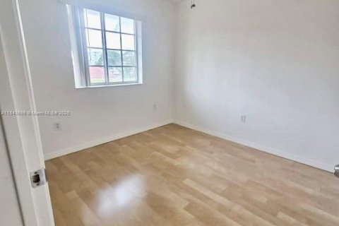 Снять в аренду таунхаус в Норт-Майами-Бич, Флорида 3 спальни, 89.74м2, № 1836511 - фото 17