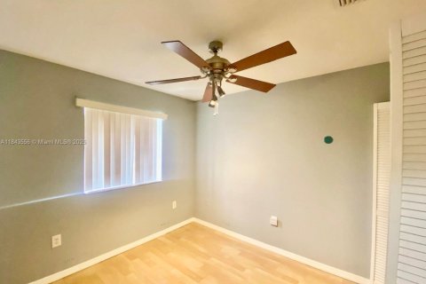 Снять в аренду таунхаус в Норт-Майами-Бич, Флорида 3 спальни, 89.74м2, № 1836511 - фото 4