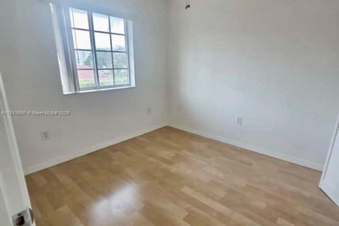 Снять в аренду таунхаус в Норт-Майами-Бич, Флорида 3 спальни, 89.74м2, № 1836511 - фото 21