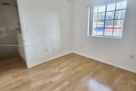 Снять в аренду таунхаус в Норт-Майами-Бич, Флорида 3 спальни, 89.74м2, № 1836511 - фото 18