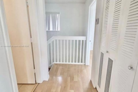 Снять в аренду таунхаус в Норт-Майами-Бич, Флорида 3 спальни, 89.74м2, № 1836511 - фото 11