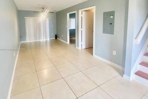 Снять в аренду таунхаус в Норт-Майами-Бич, Флорида 3 спальни, 89.74м2, № 1836511 - фото 1