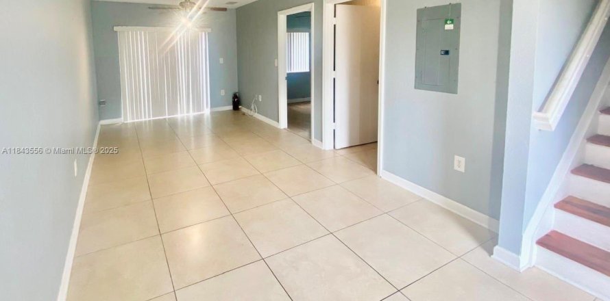 Таунхаус в Норт-Майами-Бич, Флорида 3 спальни, 89.74м2 № 1836511