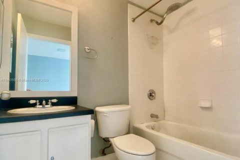 Снять в аренду таунхаус в Норт-Майами-Бич, Флорида 3 спальни, 89.74м2, № 1836511 - фото 9