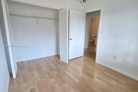 Снять в аренду таунхаус в Норт-Майами-Бич, Флорида 3 спальни, 89.74м2, № 1836511 - фото 19