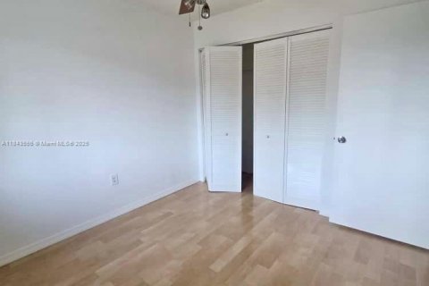 Снять в аренду таунхаус в Норт-Майами-Бич, Флорида 3 спальни, 89.74м2, № 1836511 - фото 20