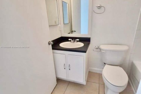 Снять в аренду таунхаус в Норт-Майами-Бич, Флорида 3 спальни, 89.74м2, № 1836511 - фото 23