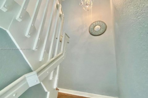 Снять в аренду таунхаус в Норт-Майами-Бич, Флорида 3 спальни, 89.74м2, № 1836511 - фото 3