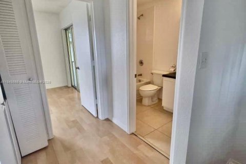 Снять в аренду таунхаус в Норт-Майами-Бич, Флорида 3 спальни, 89.74м2, № 1836511 - фото 12