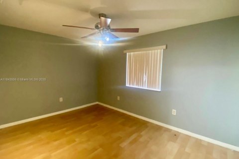 Снять в аренду таунхаус в Норт-Майами-Бич, Флорида 3 спальни, 89.74м2, № 1836511 - фото 6