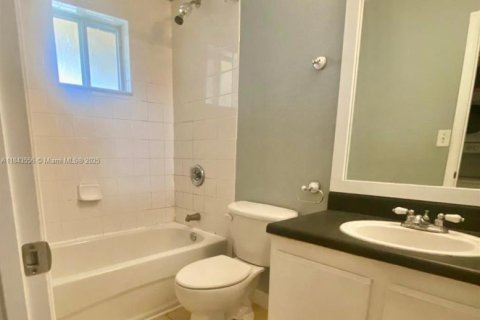 Снять в аренду таунхаус в Норт-Майами-Бич, Флорида 3 спальни, 89.74м2, № 1836511 - фото 5