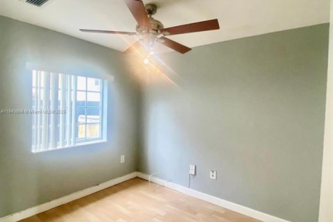 Снять в аренду таунхаус в Норт-Майами-Бич, Флорида 3 спальни, 89.74м2, № 1836511 - фото 7