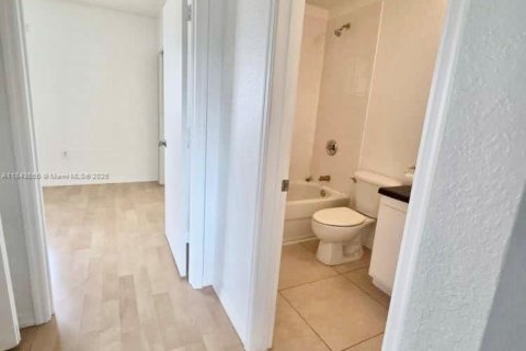 Снять в аренду таунхаус в Норт-Майами-Бич, Флорида 3 спальни, 89.74м2, № 1836511 - фото 14