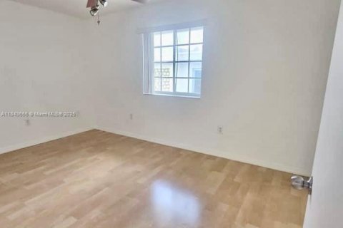 Снять в аренду таунхаус в Норт-Майами-Бич, Флорида 3 спальни, 89.74м2, № 1836511 - фото 10