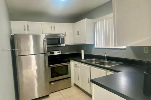 Снять в аренду таунхаус в Норт-Майами-Бич, Флорида 3 спальни, 89.74м2, № 1836511 - фото 2