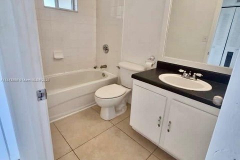 Снять в аренду таунхаус в Норт-Майами-Бич, Флорида 3 спальни, 89.74м2, № 1836511 - фото 15