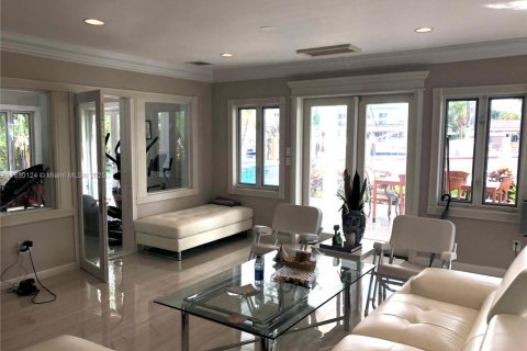 House in Fort Lauderdale, Florida 7 bedrooms, 422.71 sq.m. № 2059843 - photo 18