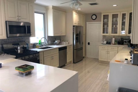 House in Fort Lauderdale, Florida 7 bedrooms, 422.71 sq.m. № 2059843 - photo 10