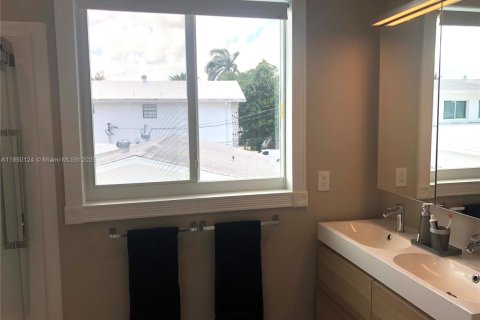 House in Fort Lauderdale, Florida 7 bedrooms, 422.71 sq.m. № 2059843 - photo 30