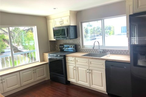 House in Fort Lauderdale, Florida 7 bedrooms, 422.71 sq.m. № 2059843 - photo 25