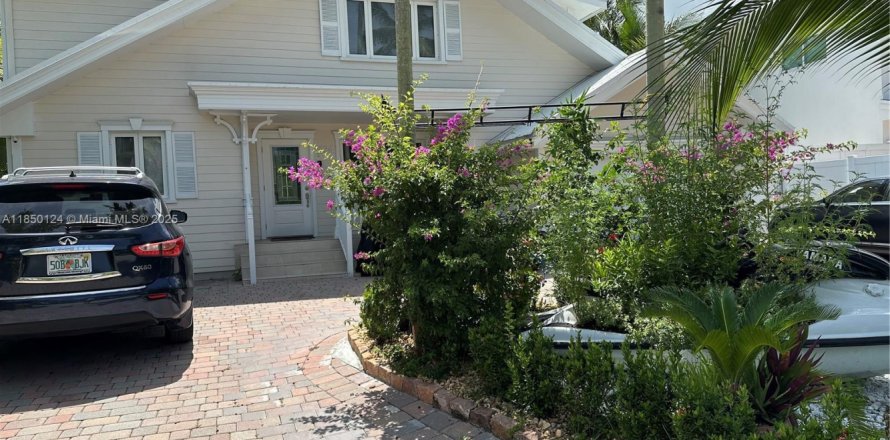 House in Fort Lauderdale, Florida 7 bedrooms, 422.71 sq.m. № 2059843