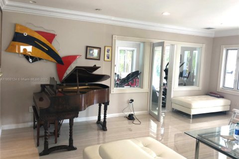 House in Fort Lauderdale, Florida 7 bedrooms, 422.71 sq.m. № 2059843 - photo 9