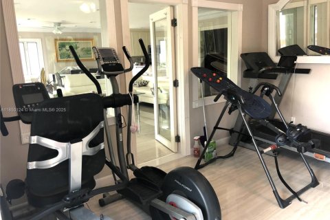 House in Fort Lauderdale, Florida 7 bedrooms, 422.71 sq.m. № 2059843 - photo 22