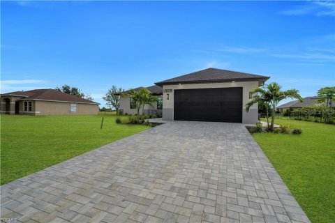 Villa ou maison à vendre à Cape Coral, Floride: 3 chambres, 137.5 m2 № 2413890 - photo 3