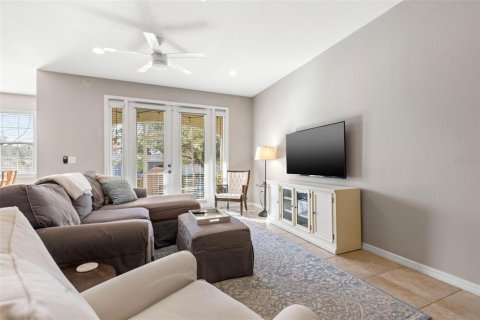 Townhouse in Saint Petersburg, Florida 3 bedrooms, 175.12 sq.m. № 1824404 - photo 4