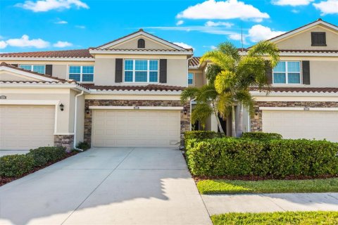 Townhouse in Saint Petersburg, Florida 3 bedrooms, 175.12 sq.m. № 1824404 - photo 1