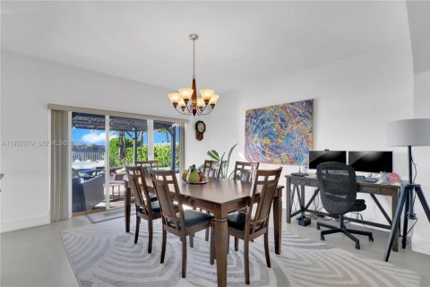 House in Miami, Florida 4 bedrooms, 221.85 sq.m. № 1987929 - photo 8