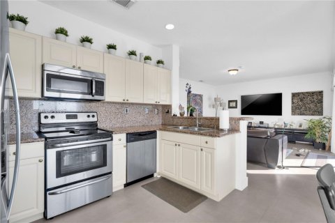 House in Miami, Florida 4 bedrooms, 221.85 sq.m. № 1987929 - photo 11