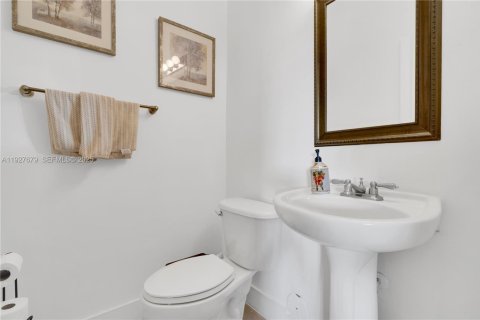 House in Miami, Florida 4 bedrooms, 221.85 sq.m. № 1987929 - photo 14