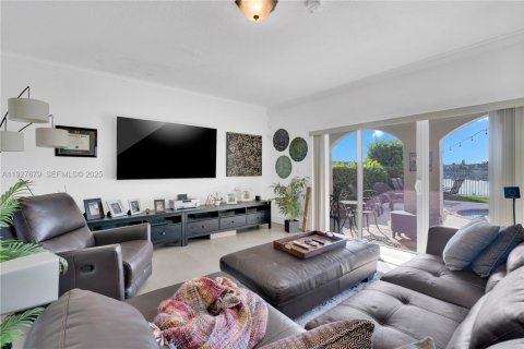 House in Miami, Florida 4 bedrooms, 221.85 sq.m. № 1987929 - photo 15