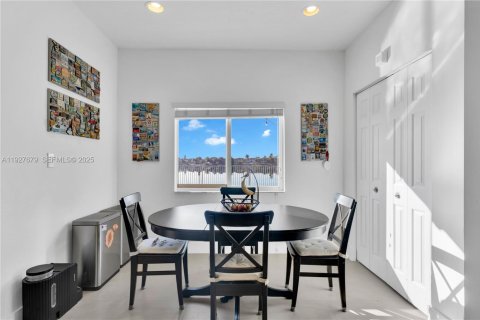 House in Miami, Florida 4 bedrooms, 221.85 sq.m. № 1987929 - photo 10