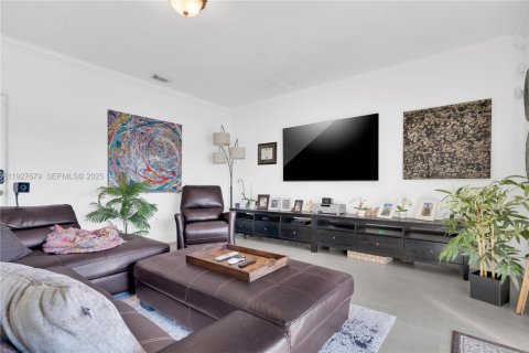 House in Miami, Florida 4 bedrooms, 221.85 sq.m. № 1987929 - photo 16