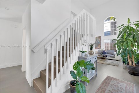 House in Miami, Florida 4 bedrooms, 221.85 sq.m. № 1987929 - photo 18