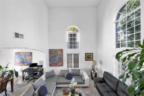 House in Miami, Florida 4 bedrooms, 221.85 sq.m. № 1987929 - photo 19